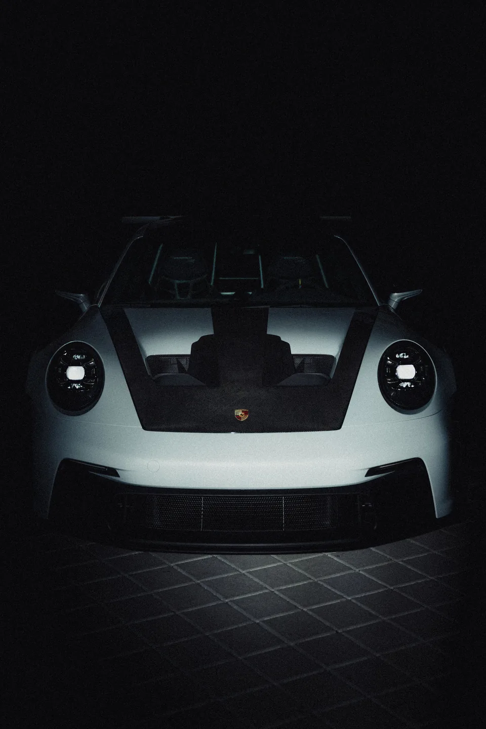 Porsche frontal mit geöffneter Fronthaube
