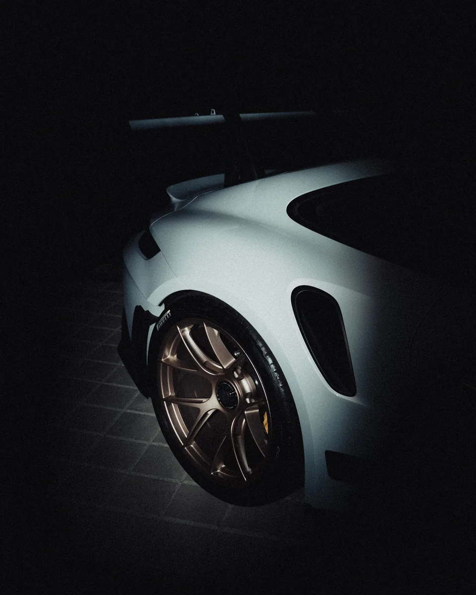 Porsche-Seitenlinie und Hinterrad im Licht