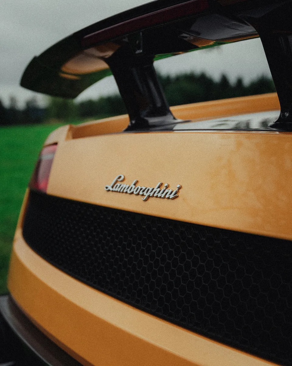 Heckflügel und Lamborghini-Schriftzug