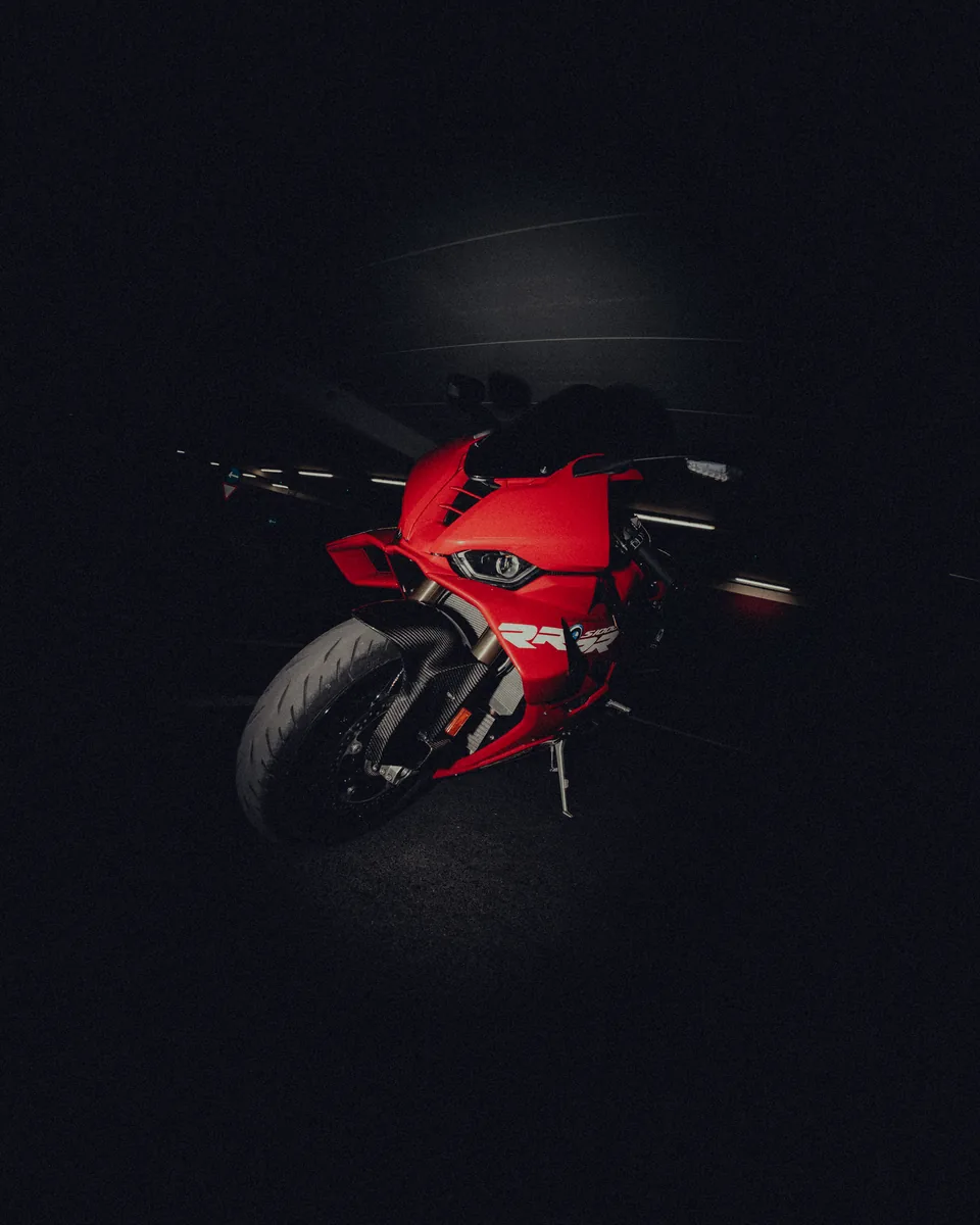 Rotes Motorrad im dunklen Licht