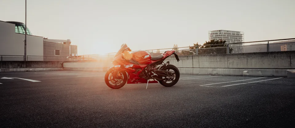 Rote BMW S1000RR im warmen Gegenlicht