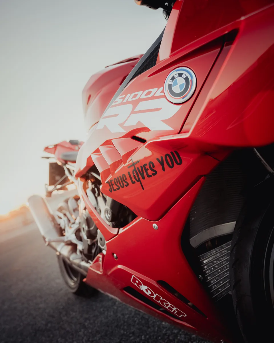 Detail der roten BMW-Verkleidung