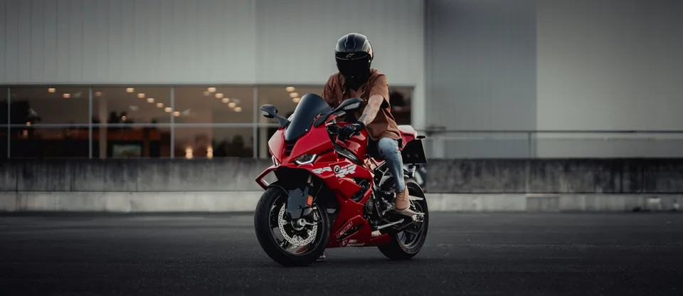 Fahrer auf roter BMW S1000RR