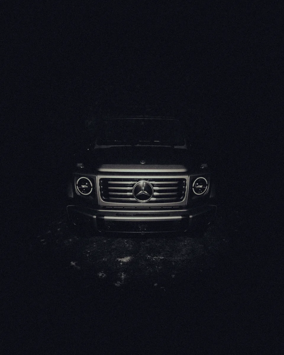 Schwarze Mercedes-Benz G-Klasse frontal bei Nacht