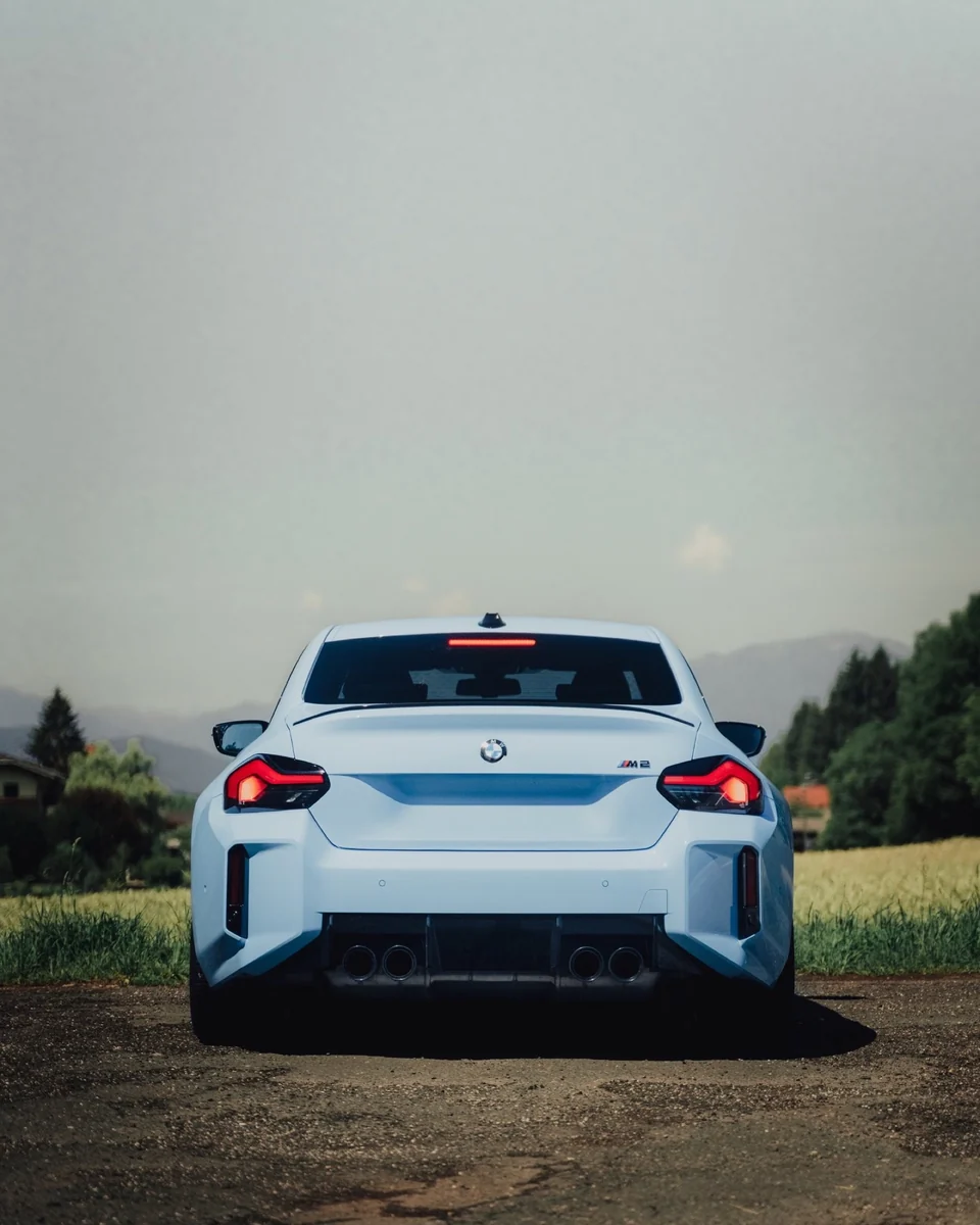 BMW M2 Heckansicht mit leuchtenden Rücklichtern