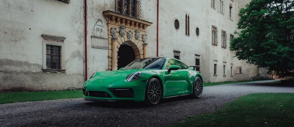 Porsche 911 vor Schlossfassade