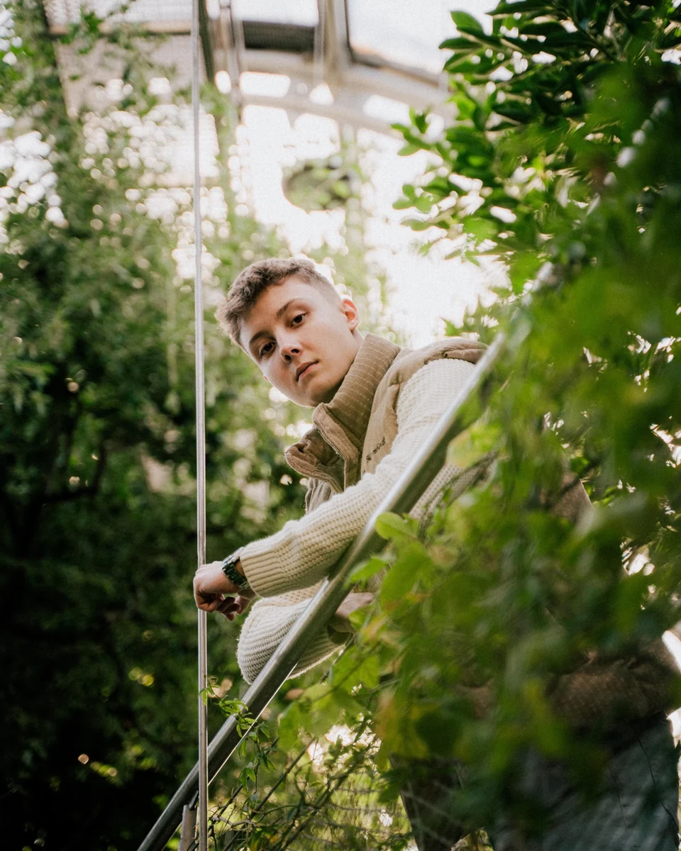 Portrait von Felix in einer Pflanzenszene