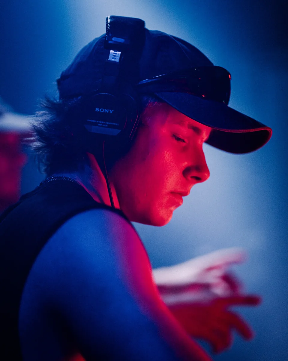 RYFT – DJ im blauen und roten Licht