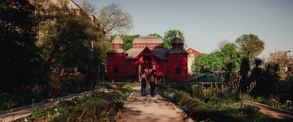 Rotes Gebäude in einem botanischen Garten in Zagreb