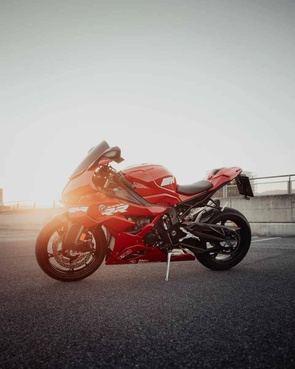 Rotes Motorrad im Sonnenuntergang