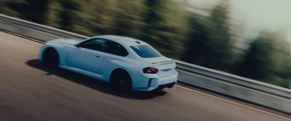 Weißer BMW M2 in Bewegung